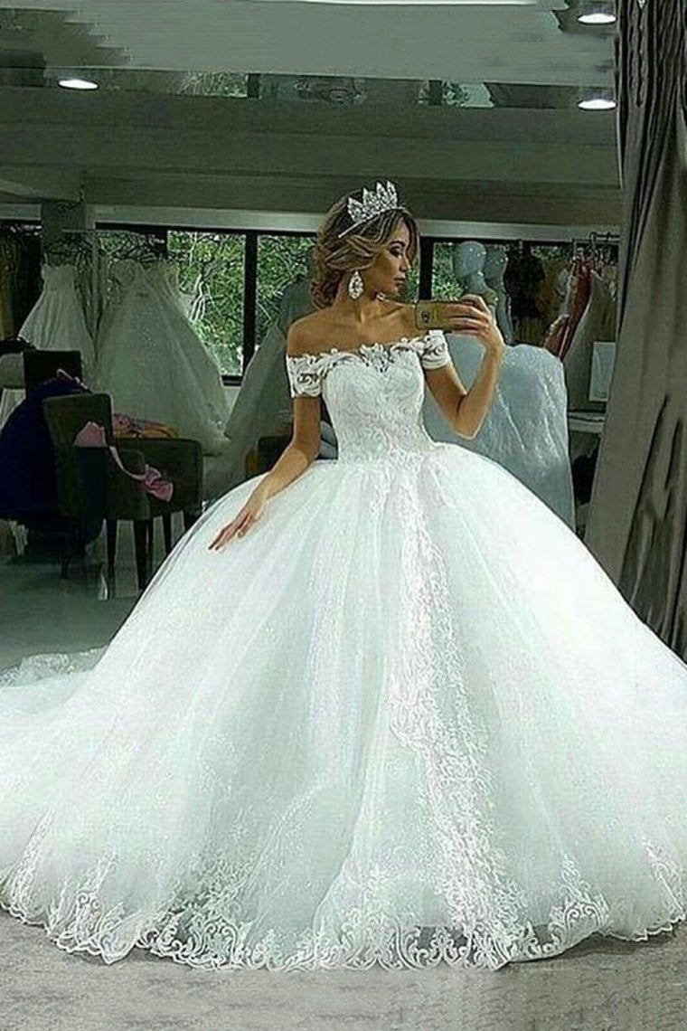 Ball Gown Wedding Dresses Boat Neck Tulle With Applique Court Train